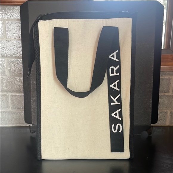SAKARA Handbags - SAKARA INSULATED COOLER BAG. NWOT